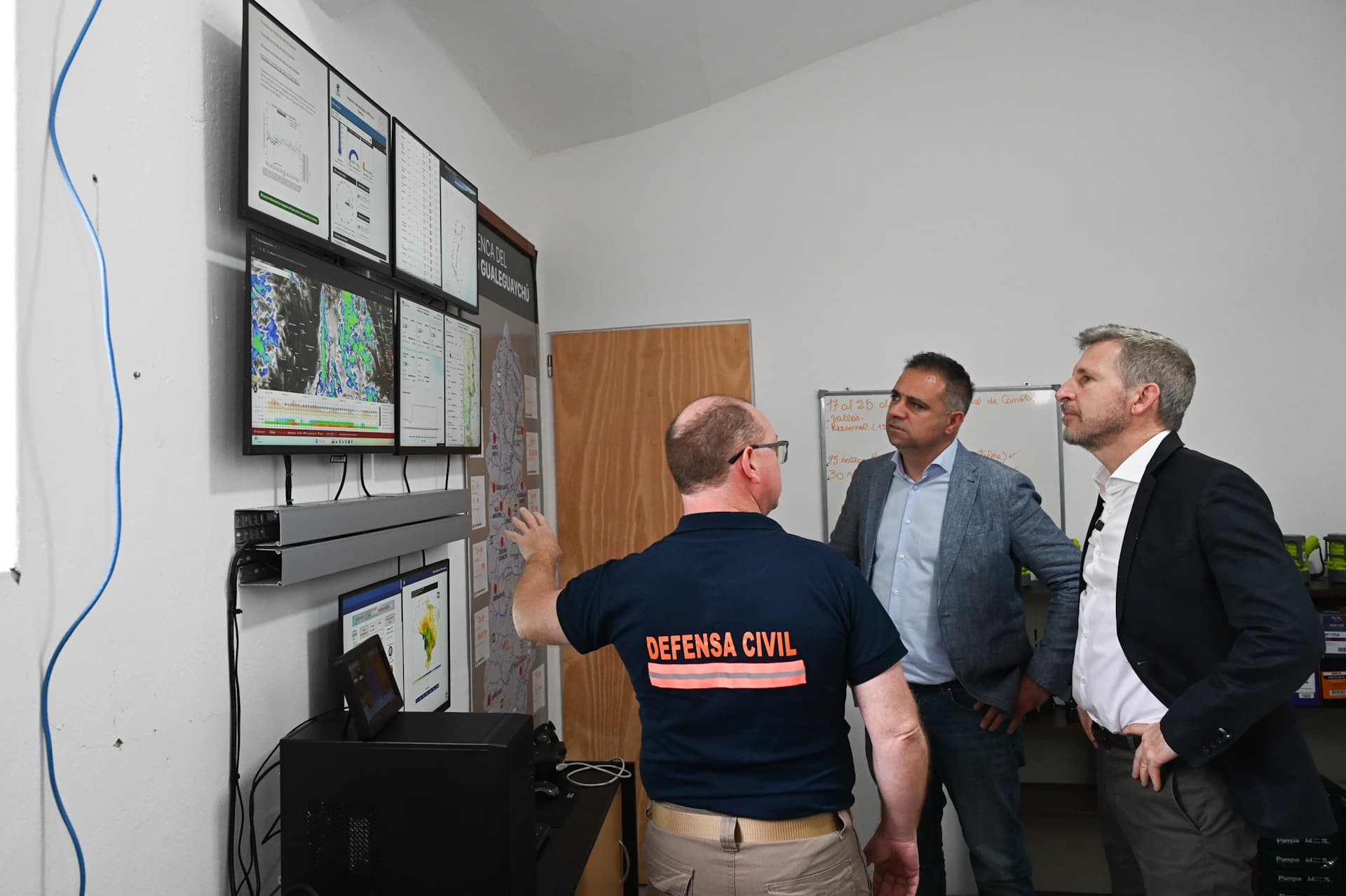 En Gualeguaychú el gobernador recorrió el Centro de Monitoreo y se interiorizó sobre los sensores de alerta temprana - imagen del Gobierno de Entre Rios