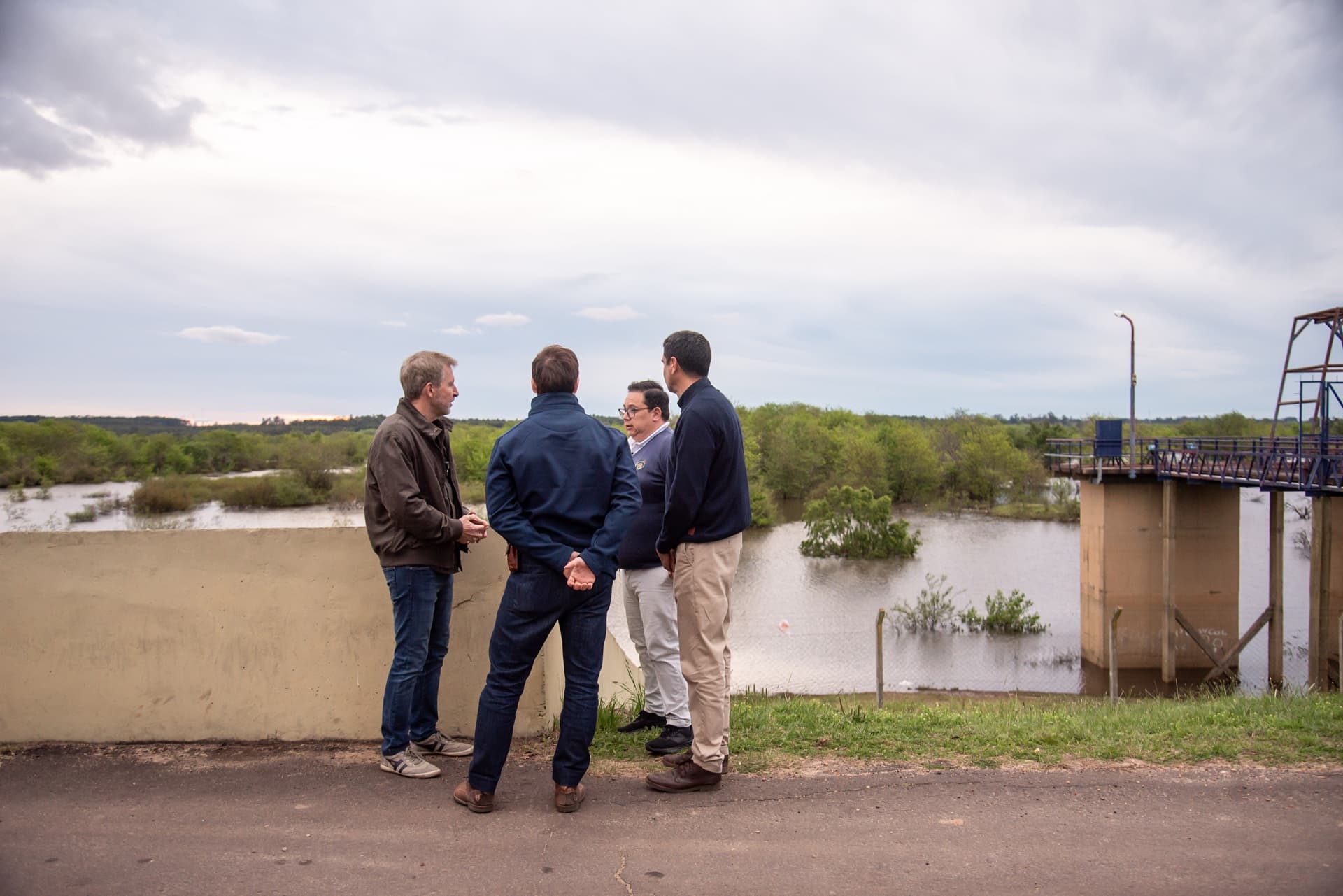 Frigerio recorrió las zonas afectadas por la creciente en Concordia y encabezó una reunión del Comité de Emergencia - imagen del Gobierno de Entre Rios