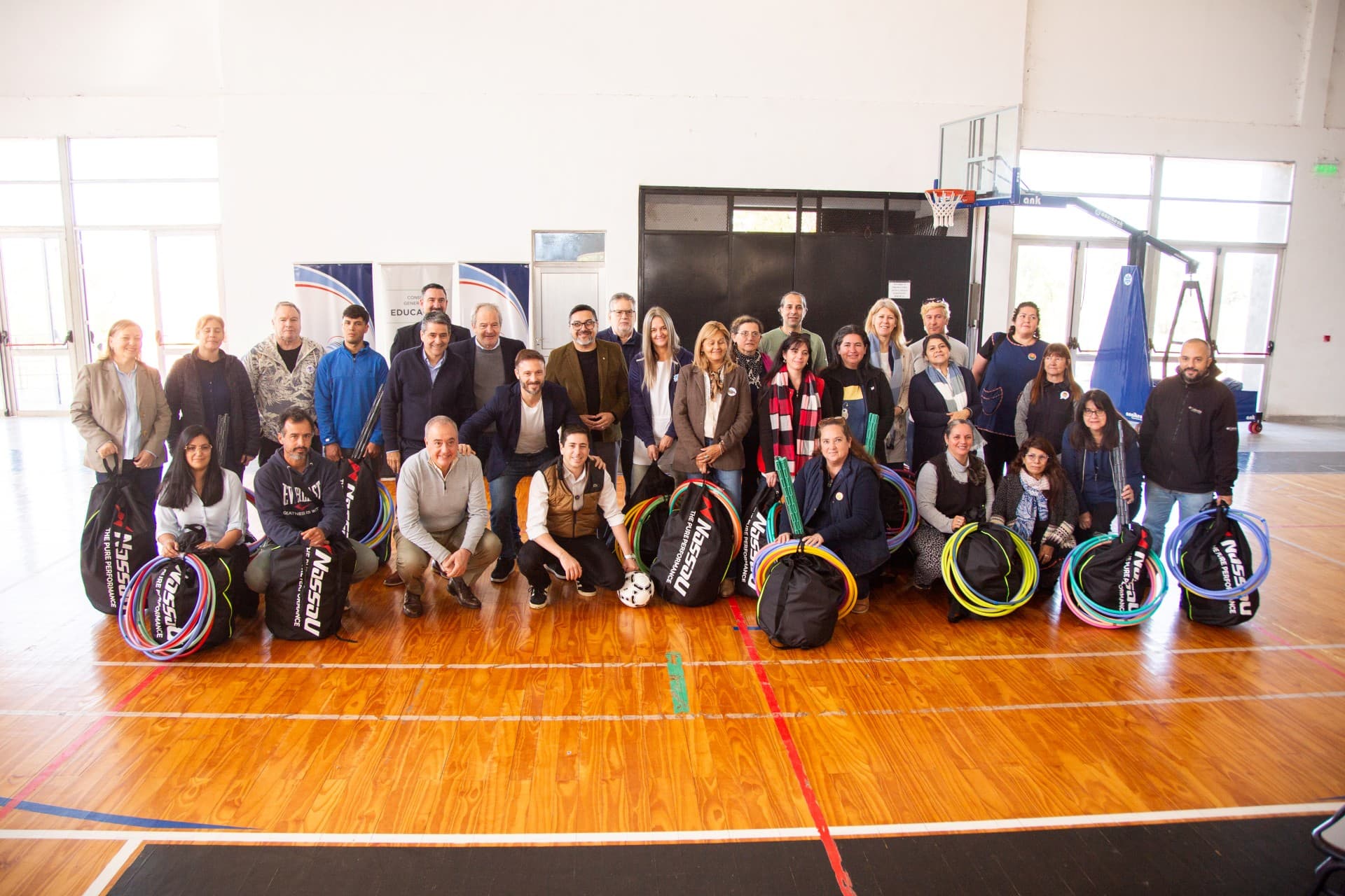 El Gobierno de Entre Ríos entregó kits deportivos a 24 escuelas de Concordia - imagen del Gobierno de Entre Rios