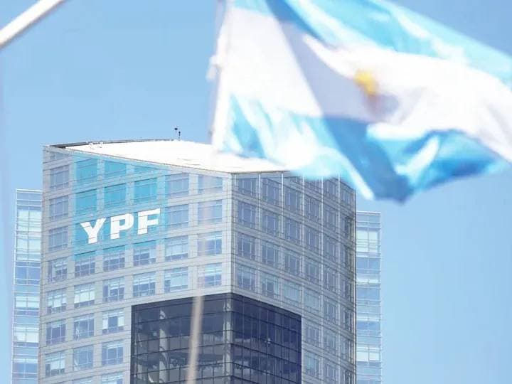YPF producirá por primera vez combustible sustentable para aviones y ya tiene comprador - imagen de origen