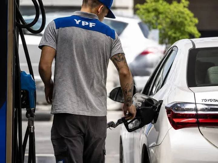 El Gobierno postergó otra vez la actualización del impuesto a los combustibles - imagen de origen