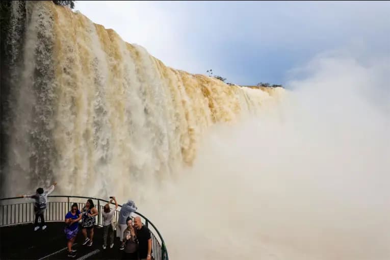 Cataratas del Iguazú: cierran circuitos por la crecida del río