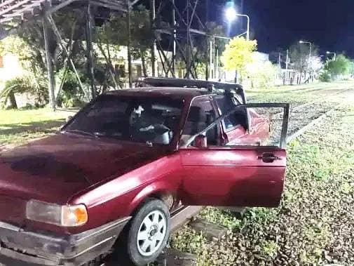 Conductor ebrio terminó con su auto sobre las vías del tren en Chajarí - imagen de origen