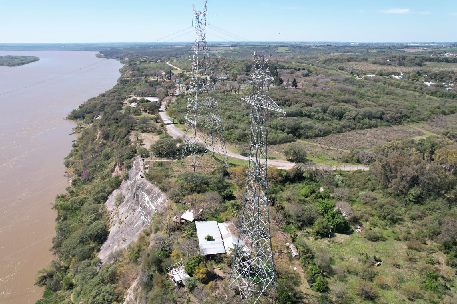 Enersa avanza con una obra estratégica de reemplazo de líneas de alta tensión que cruzan el río Paraná - imagen del Gobierno de Entre Rios