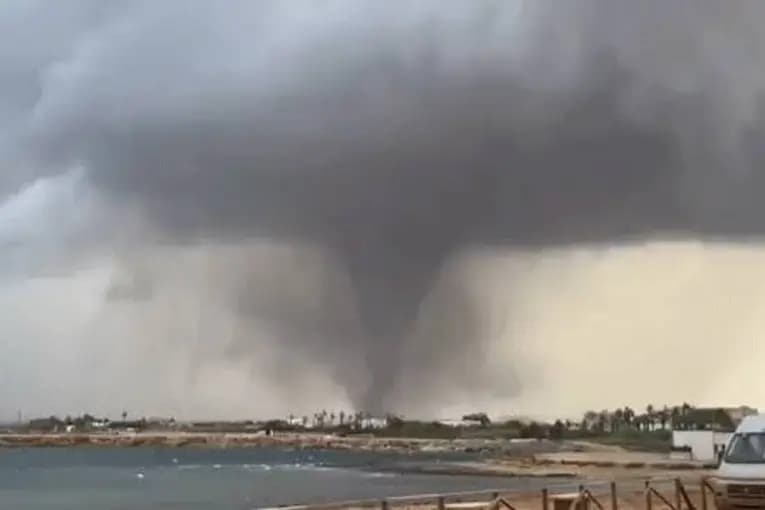 Video: dos tornados golpearon el sur de Italia y provocaron destrozos - imagen de origen