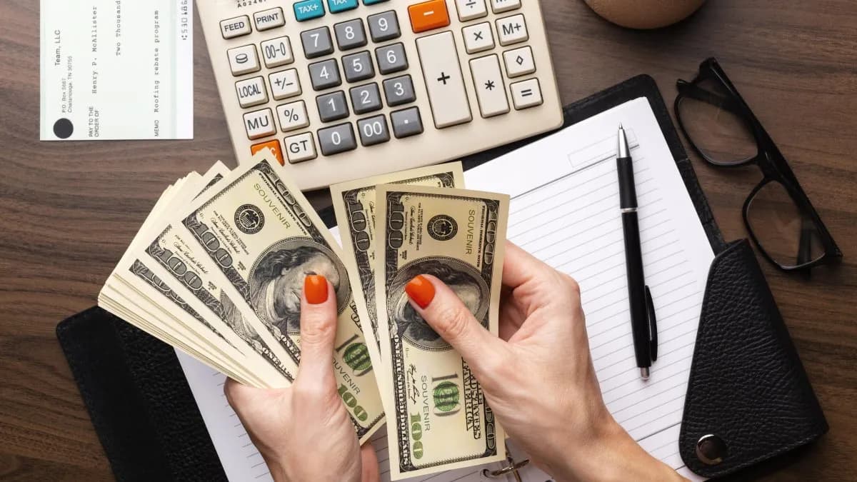 Empresas privadas prevén un dólar de entre $1.900 y $1.950 para 2027, según Abeceb - Dos Florines - imagen de origen